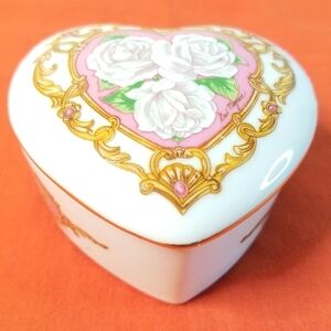 Heritage House Music Box. 1990 Heart Floral Fine Porcelain. Art by Gail Magram.